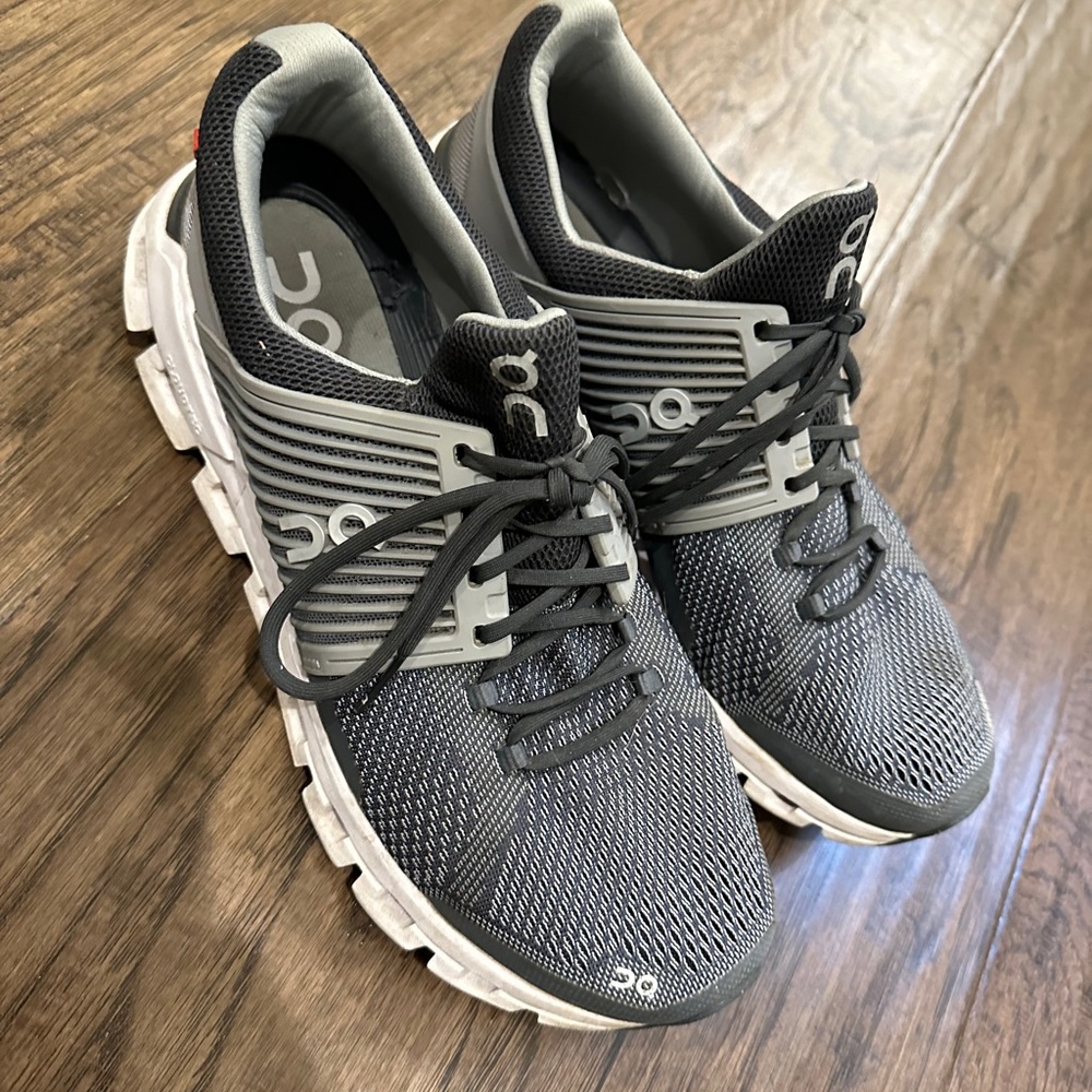 Men’s on clouds size 9.5